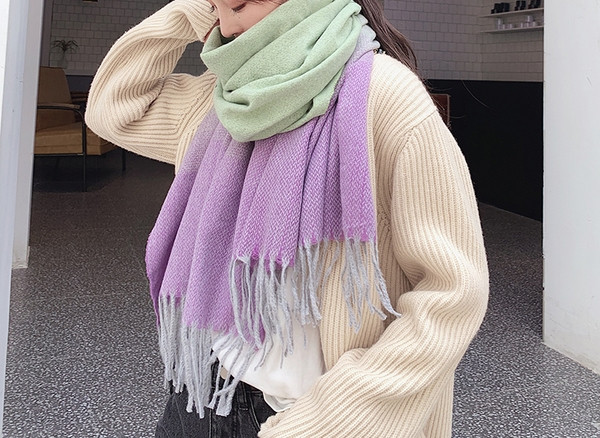 Ženski zimski šal u preljevnim bojama s resama