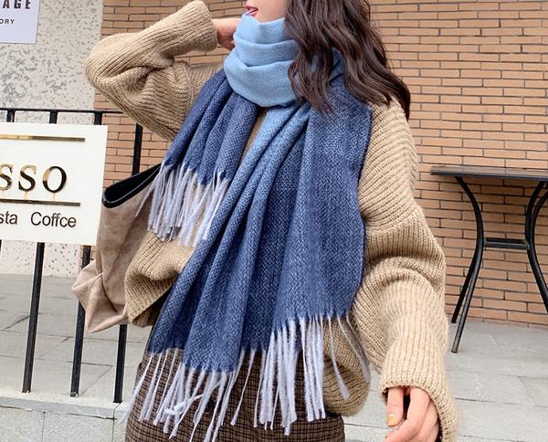 Ženski zimski šal u preljevnim bojama s resama