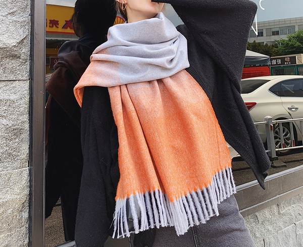 Ženski zimski šal u preljevnim bojama s resama