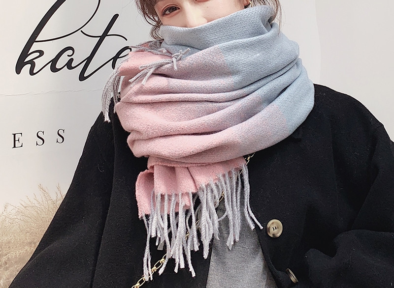 Ženski zimski šal u preljevnim bojama s resama