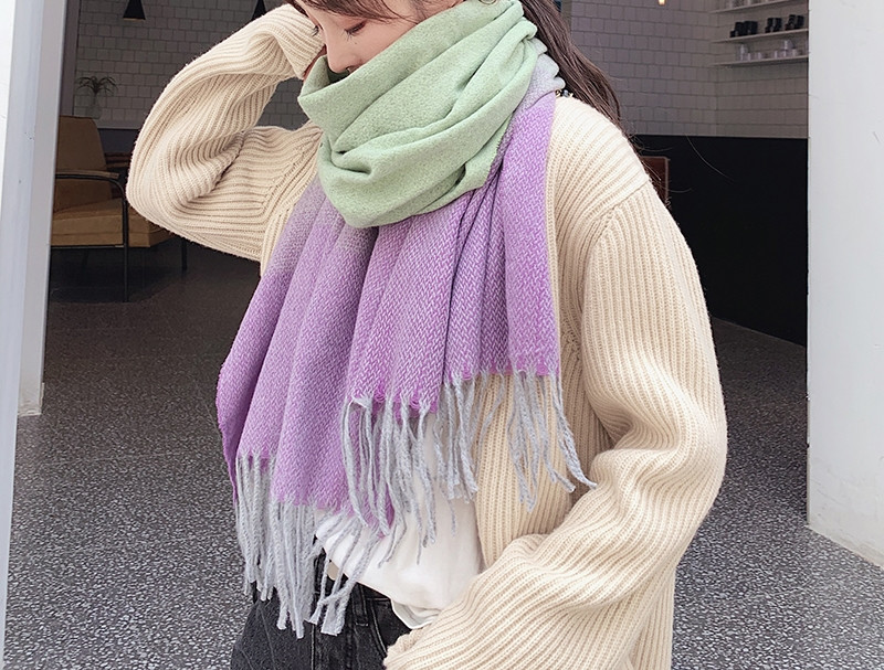 Ženski zimski šal u preljevnim bojama s resama