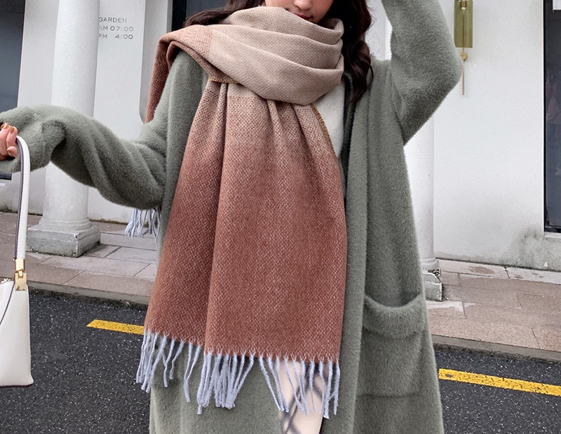 Ženski zimski šal u preljevnim bojama s resama