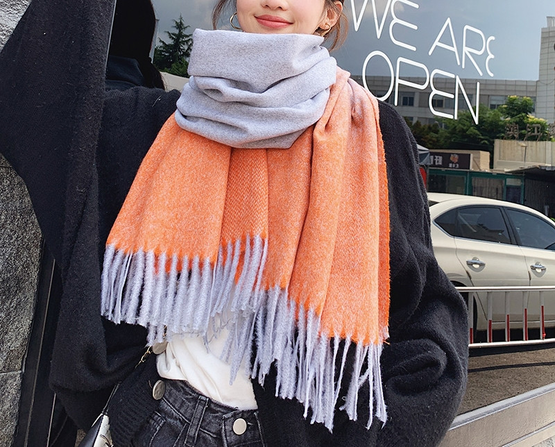 Ženski zimski šal u preljevnim bojama s resama