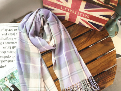 Moderan ženski šal u toplim, eteričnim bojama na kvadrat s resama