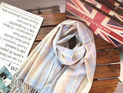 Moderan ženski šal u toplim, eteričnim bojama na kvadrat s resama