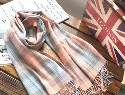 Moderan ženski šal u toplim, eteričnim bojama na kvadrat s resama