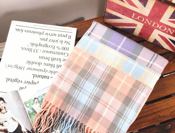 Moderan ženski šal u toplim, eteričnim bojama na kvadrat s resama