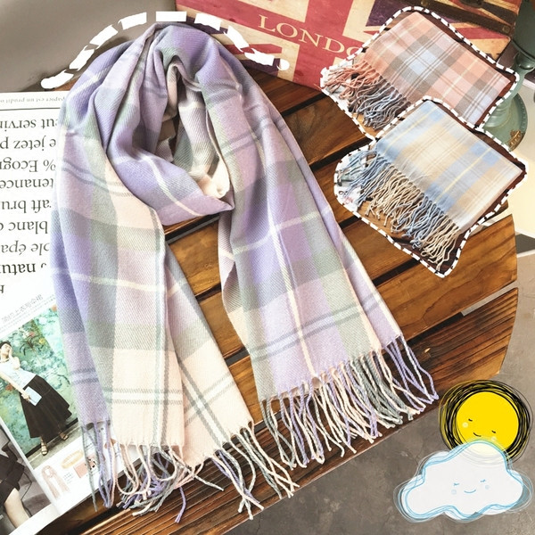 Moderan ženski šal u toplim, eteričnim bojama na kvadrat s resama