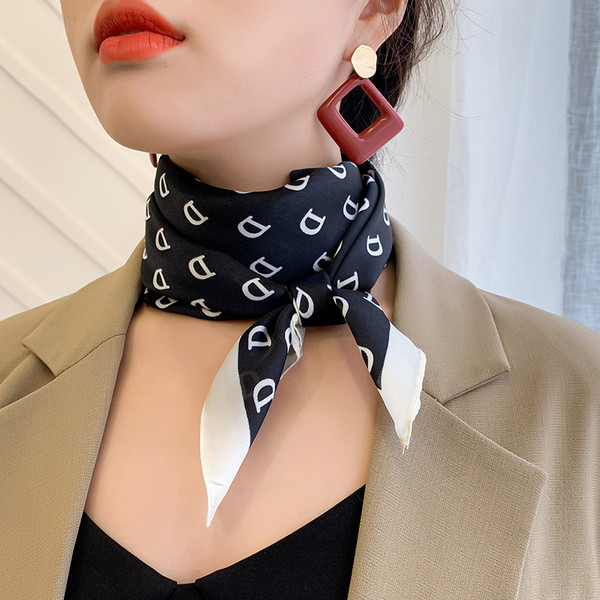 Moteriška šilkinė skara su raide