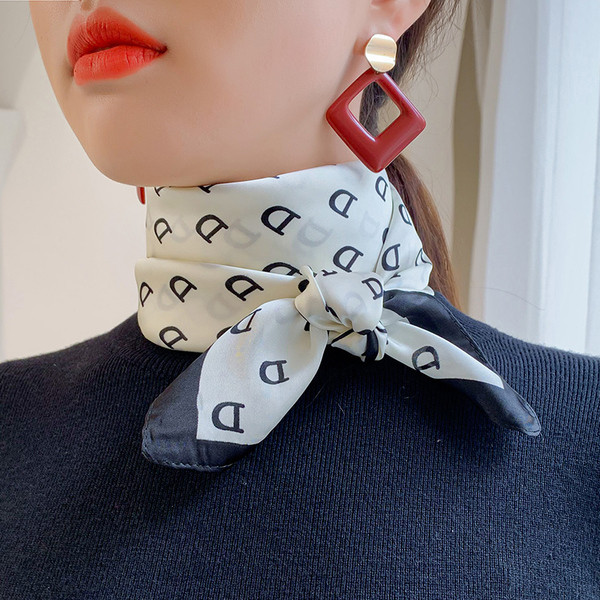 Moteriška šilkinė skara su raide