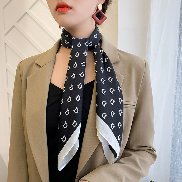 Moteriška šilkinė skara su raide