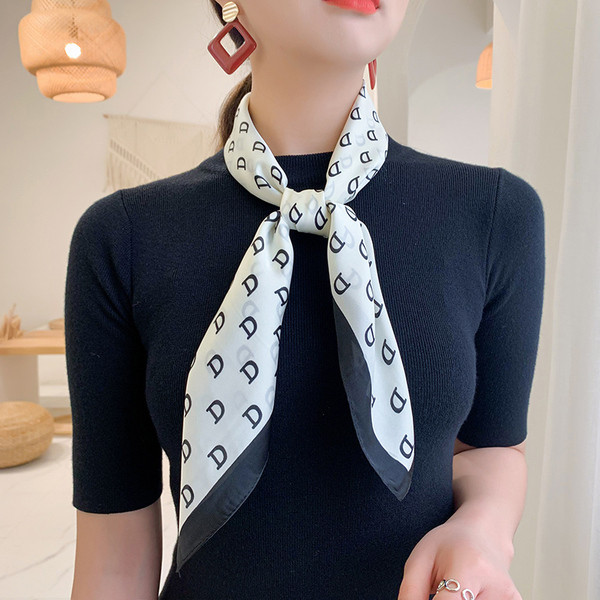 Moteriška šilkinė skara su raide