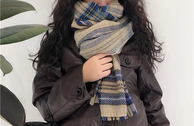 Topli ženski šal, pogodan za hladne dane sa kariranim uzorkom