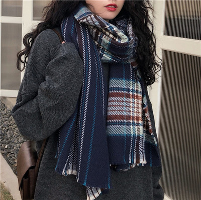 Topli ženski šal, pogodan za hladne dane sa kariranim uzorkom