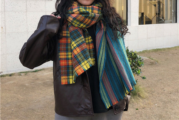 Topli ženski šal, pogodan za hladne dane sa kariranim uzorkom