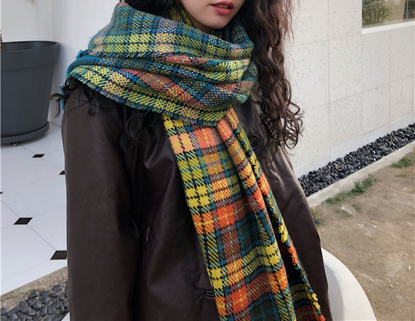 Topli ženski šal, pogodan za hladne dane sa kariranim uzorkom