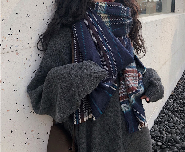 Topli ženski šal, pogodan za hladne dane sa kariranim uzorkom