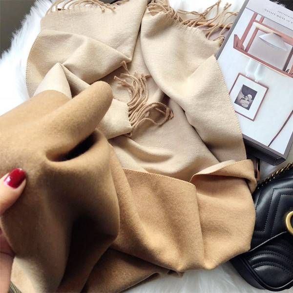 Novi model ženskog jednobojnog šala sa resama