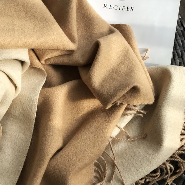 Novi model ženskog jednobojnog šala sa resama