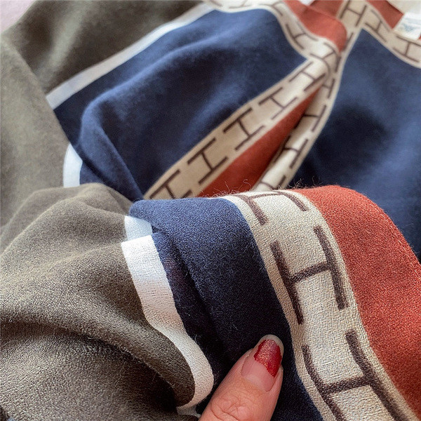 Moderni ženski laneni šal u bež i plavoj boji