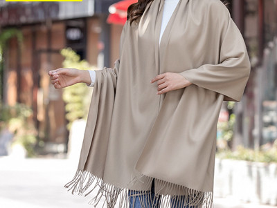 Vienspalvis moteriškas šalikas su kutais