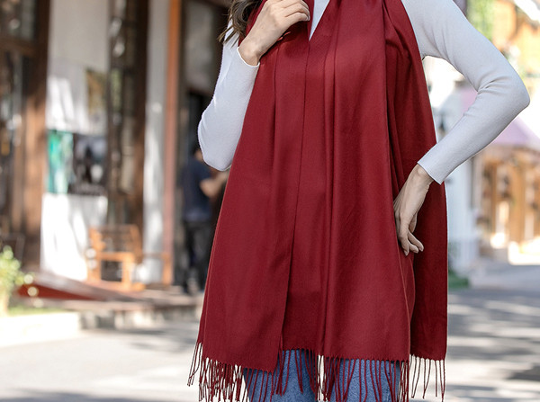 Vienspalvis moteriškas šalikas su kutais