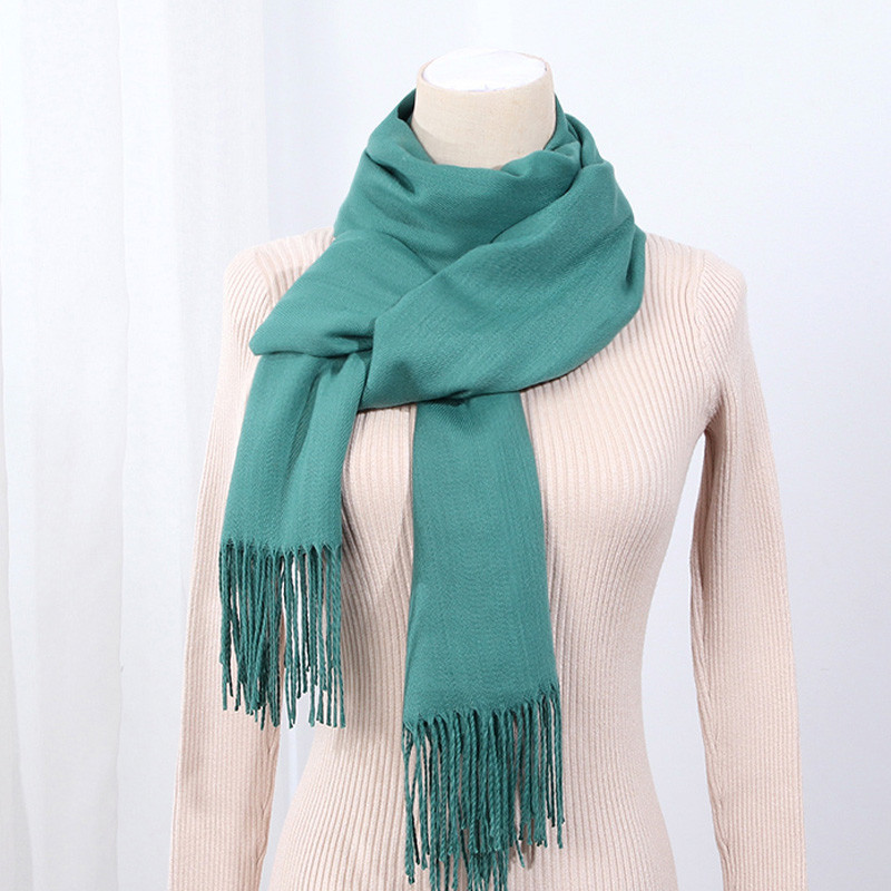 Μαλακό γυναικείο πλεκτό κασκόλ  με κρόσσια