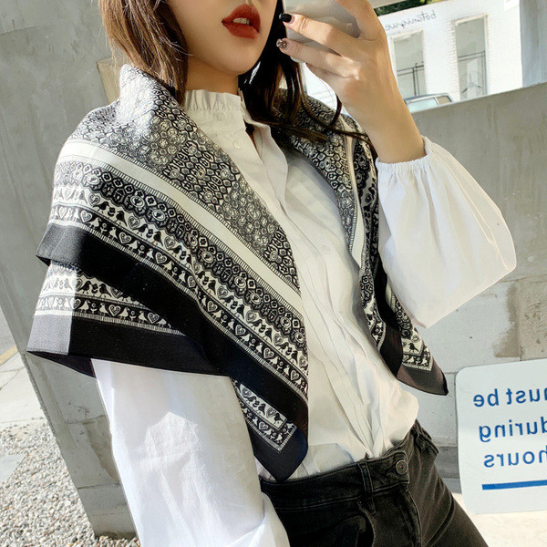 Tanak ženski šal u crno-bijeloj boji