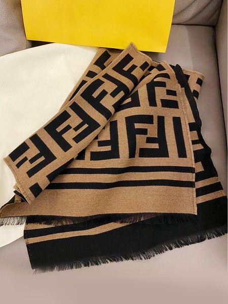 Moderan ženski šal u braon boji