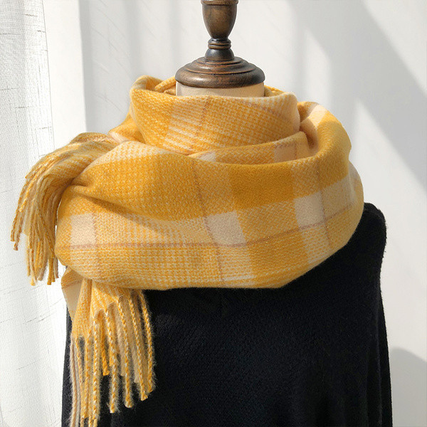 Karirani zimski ženski šal s resama