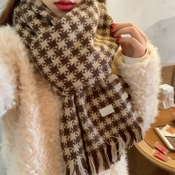 Zimski karirani ženski šal s resama u sivoj i smeđoj boji