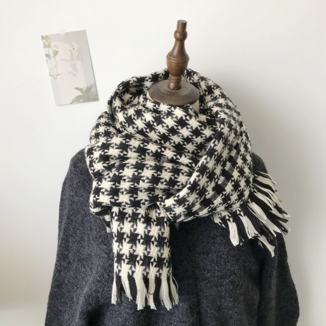 Zimski karirani ženski šal s resama u sivoj i smeđoj boji