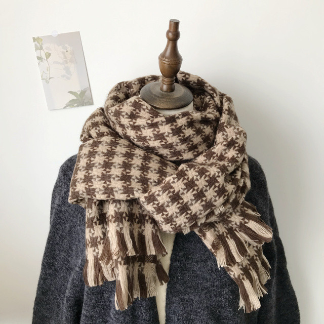 Zimski karirani ženski šal s resama u sivoj i smeđoj boji