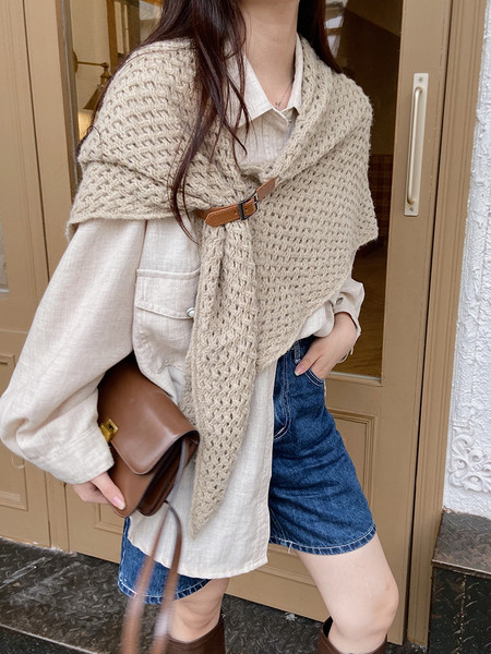 Ležeran ženski pleteni šal s kopčom