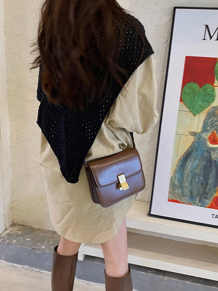 Ležeran ženski pleteni šal s kopčom