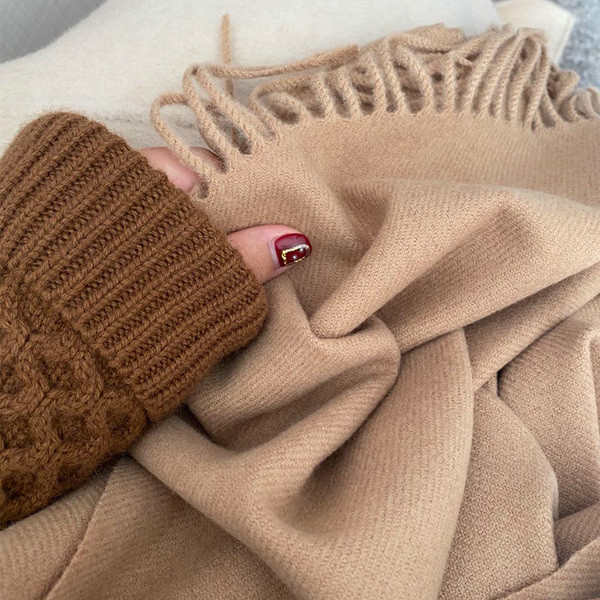 Jednobojna ženska marama pravokutnog oblika sa resama