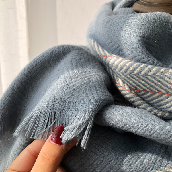 Moteriškas laisvalaikio ilgas šalikas su kutais