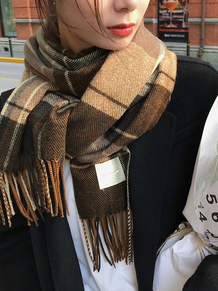 Zimski karirani šal s resama u retro stilu