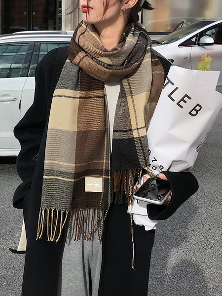 Zimski karirani šal s resama u retro stilu