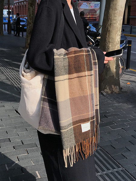 Zimski karirani šal s resama u retro stilu