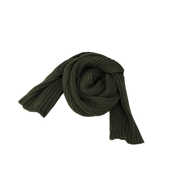 Ženski zimski, pleteni šal u jednobojnom modelu