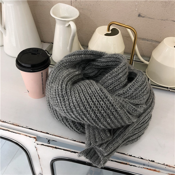 Ženski zimski, pleteni šal u jednobojnom modelu