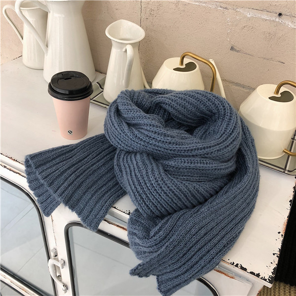 Ženski zimski, pleteni šal u jednobojnom modelu