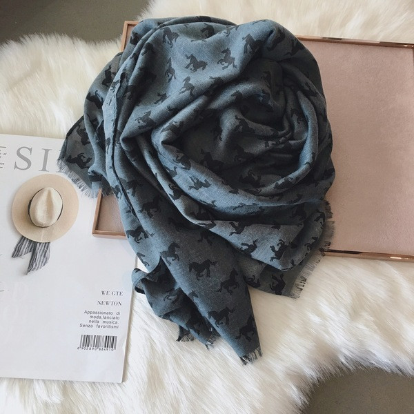 Ležeran ženski šal za jesen i zimu