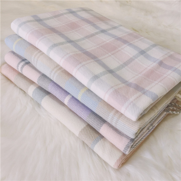 Ležeran ženski karirani šal s resama pogodan za zimu