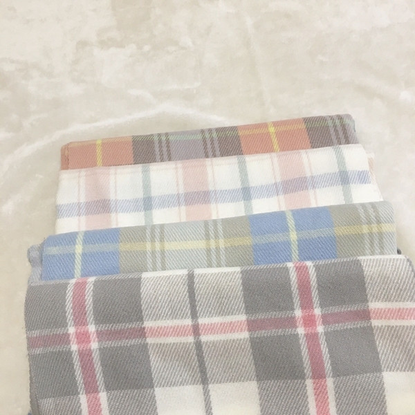 Ležeran ženski karirani šal s resama pogodan za zimu