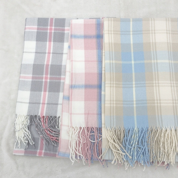 Ležeran ženski karirani šal s resama pogodan za zimu