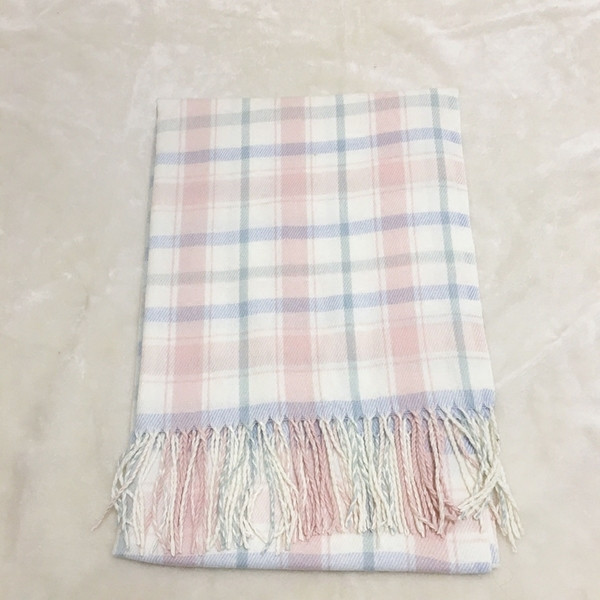 Ležeran ženski karirani šal s resama pogodan za zimu