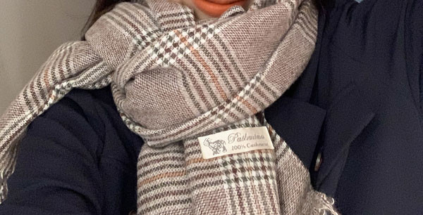 Karirani ženski šal retro stila s resama i amblemom