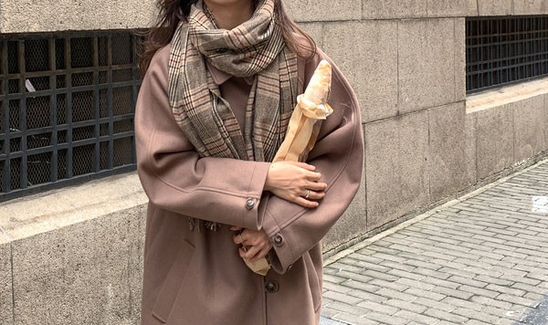 Karirani ženski šal retro stila s resama i amblemom